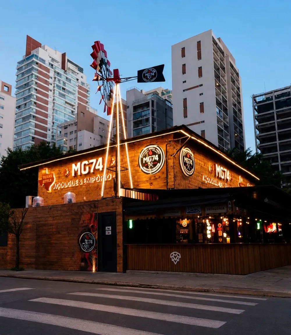 Fachada do MG74 à noite, com o moinho e a bandeira